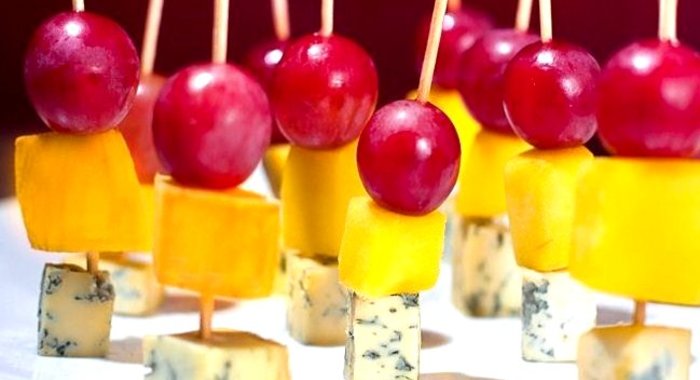 Канапе с сыром дор-блю, виноградом и манго
