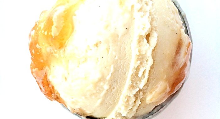 Мороженое с кешью-пастой, ванилью и яблочным вареньем