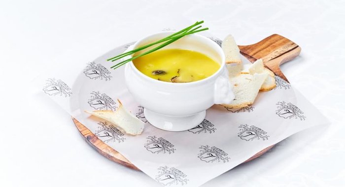 Куриный бульон со сморчками и черным трюфелем