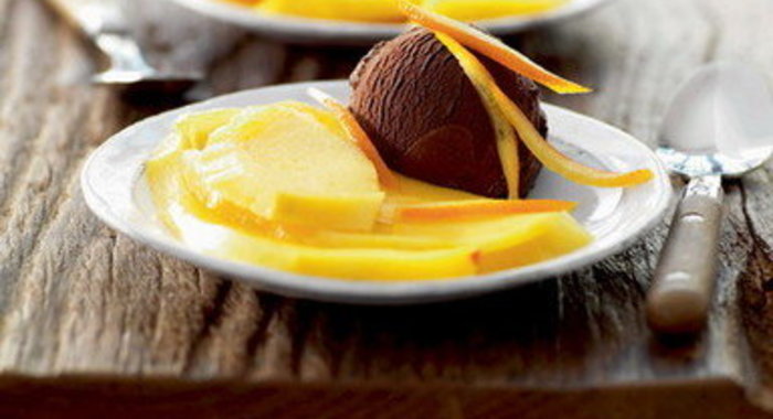 Шоколадное мороженое с манго