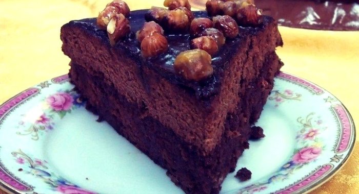 Бисквитный шоколадный торт с карамелизованным фундуком