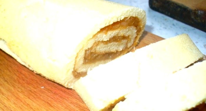 Рулет бисквитный с вареньем