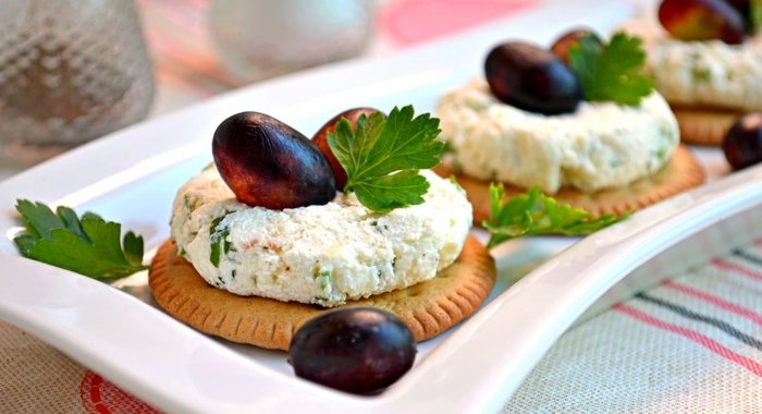 Закуска из брынзы, творога и винограда на крекерах