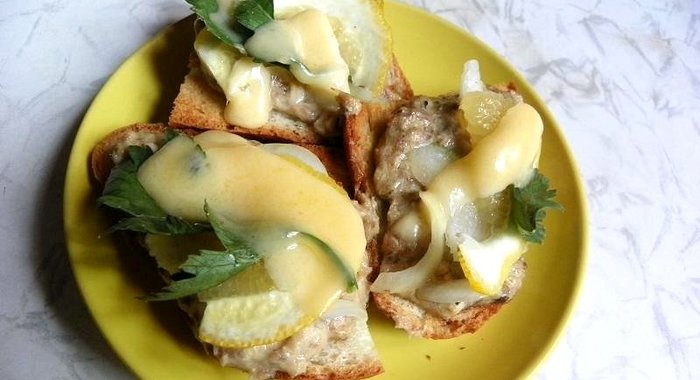 Гренки с рыбными консервами и лимоном