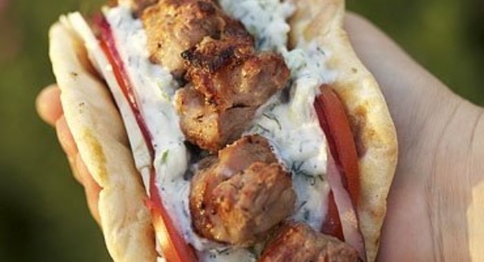 Сувлаки на пите с тцацыки