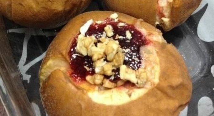 Запеченные яблоки с орехами и джемом