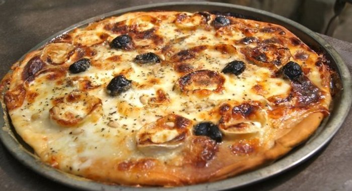 Пицца с моцареллой и козьим сыром