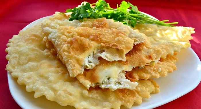 Хрустящие лепешки с сыром Фета и зеленью