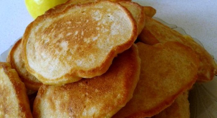 Яблочные оладьи на сыворотке