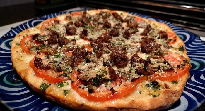 Пицца с мясом и грибами