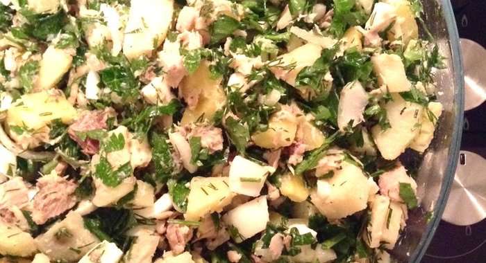 Картофельный салат с яйцами и тунцом