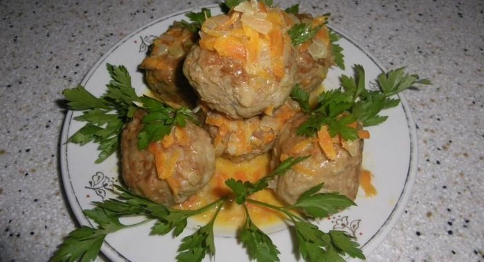 Тефтели с рисом в сметанном соусе