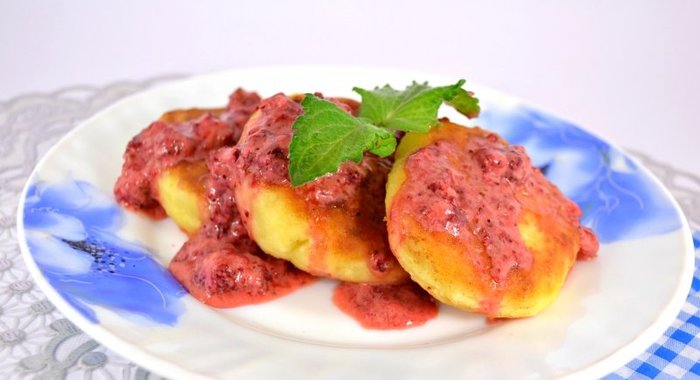 Сырники с овсяными хопьями и клубнично-сметанным соусом