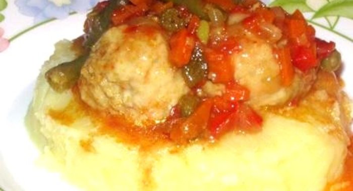 Фрикадельки в овощном соусе