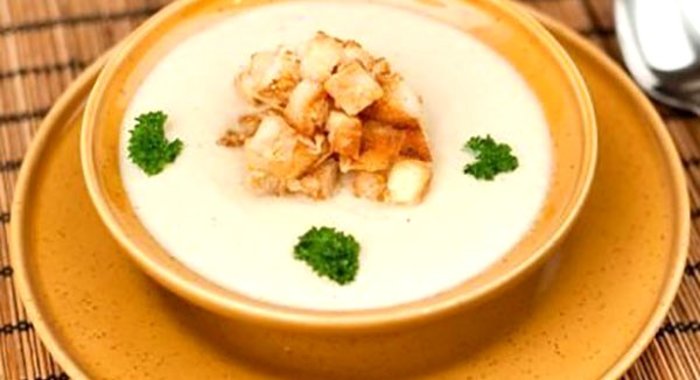 Сырный суп из лесных грибов с крутонами