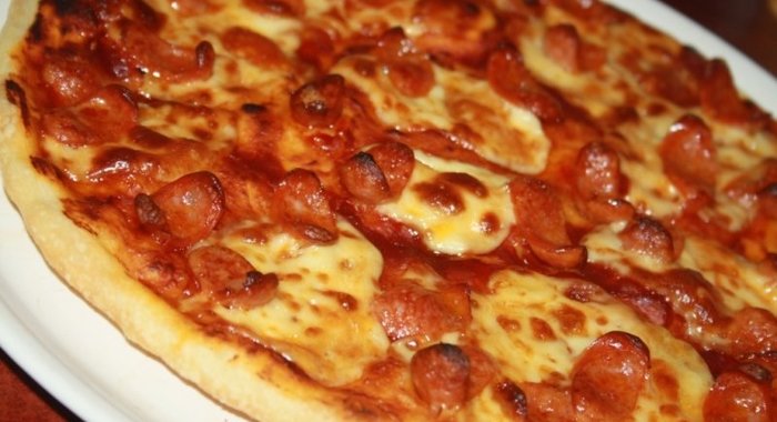 Пицца с моцареллой и острыми колбасками