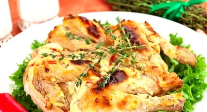 Цыпленок, запеченный под кремом из Филадельфии, тимьяна, перца и чеснока