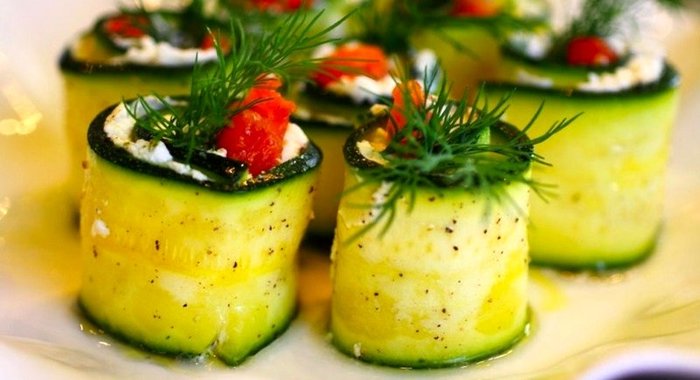 Рулетики из цукини с копченой семгой