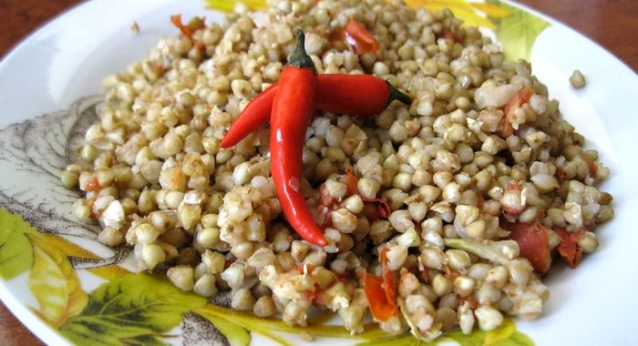 Зеленая гречка с помидорами, луком и чесноком