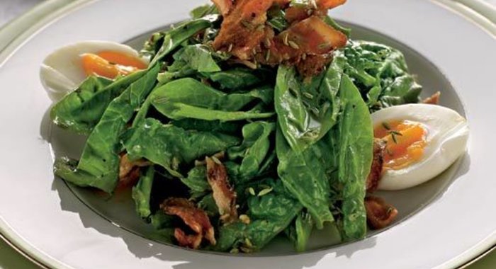 Cалат из шпината с чесночными тостами