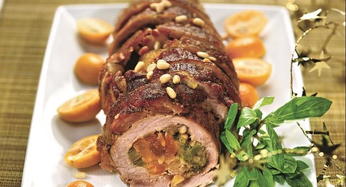 Свиное филе, фаршированное абрикосами
