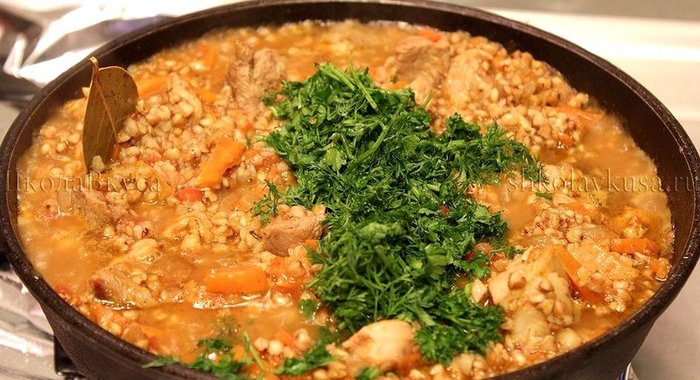 Гречка с мясом и томатами по‑купечески