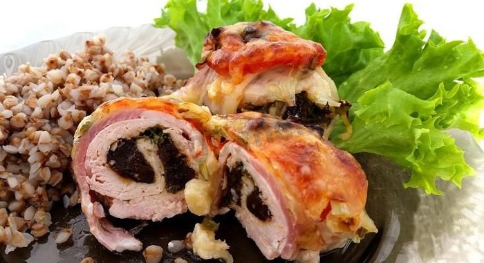 Рулеты из куриного филе с зеленью и черносливом