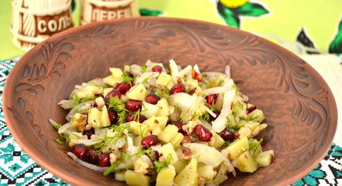 Картофельный салат с гранатом и грецкими орехами