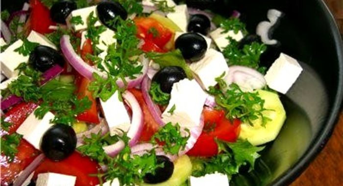 Греческий салат со шпинатом
