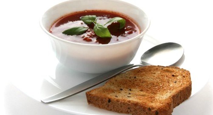 Суп-пюре из артишоков и фасоли с теплым хлебом с фетой, черри и базиликом