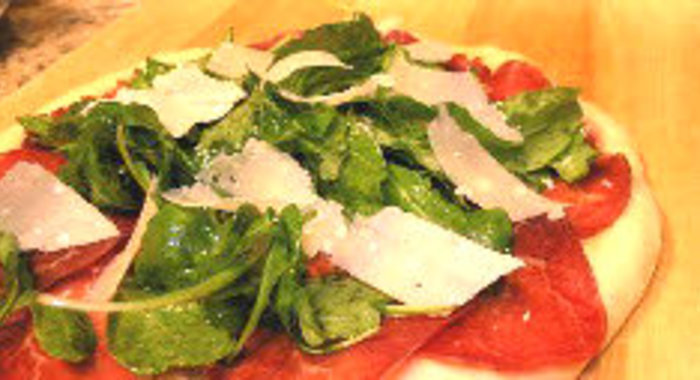 Пицца с рукколой и ветчиной