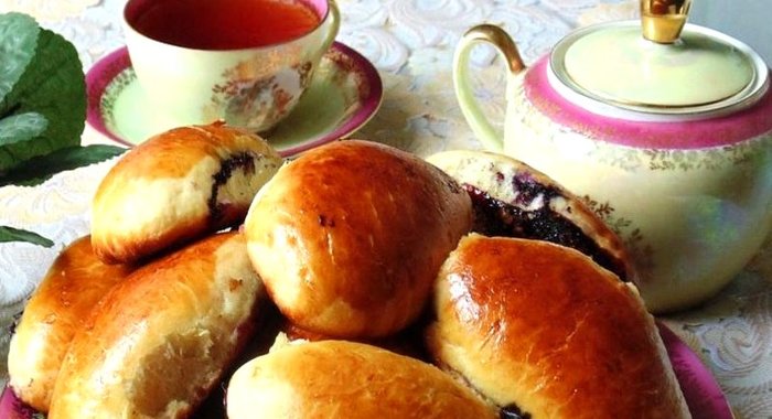 Пирожки с черникой из дрожжевого теста