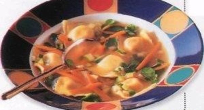 Бульон с овощами и равиоли