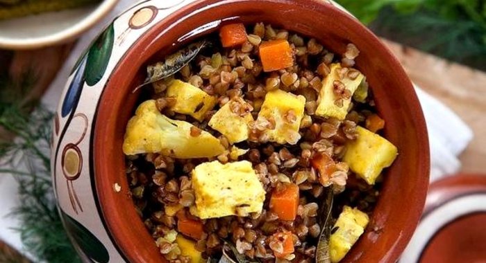 Гречка с овощами и сыром в горшочке