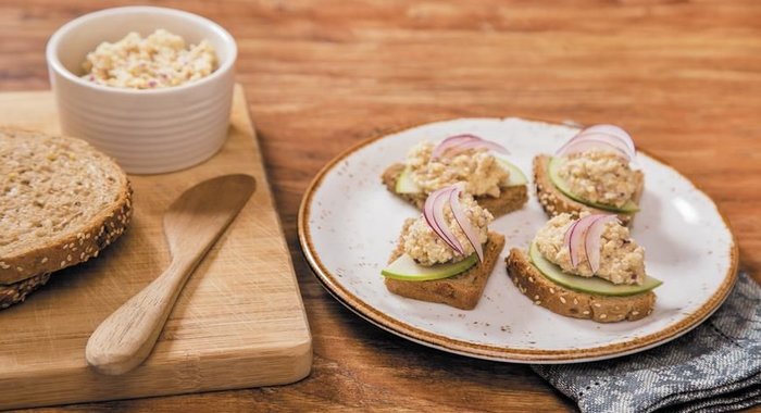 Тосты с форшмаком и зеленым яблоком