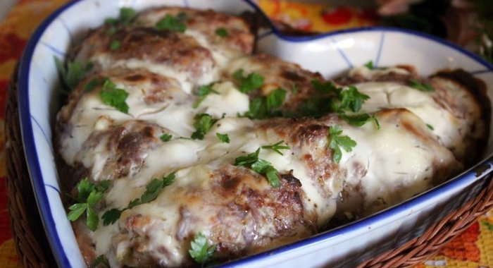 Мясные котлеты с картофелем и белыми груздями, запеченные в сметане