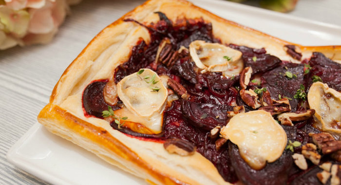 Пирог со свеклой и козьим сыром