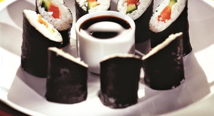 Роллы норимаки с малосольным лососем