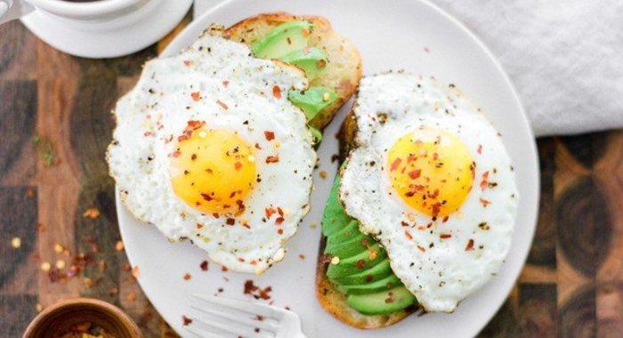 Тосты с авокадо и яйцом
