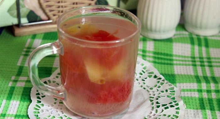 Летний компот с арбузом, яблоком и ягодами