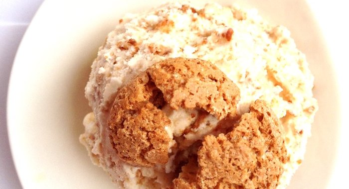 Взбитое сливочное мороженое с миндальной крошкой