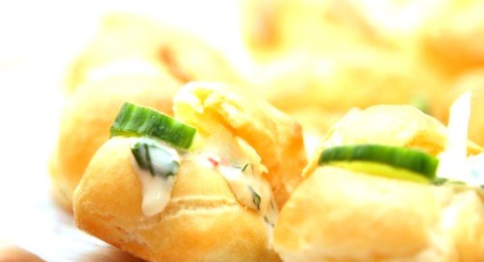 Эклеры со сливочным кремом из копченого лосося с зеленью