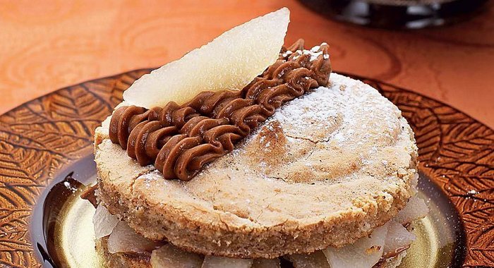 Шоколадно-ореховое пирожное с грушами