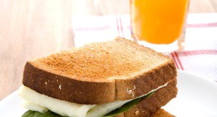 Тосты с белковым омлетом и шпинатом