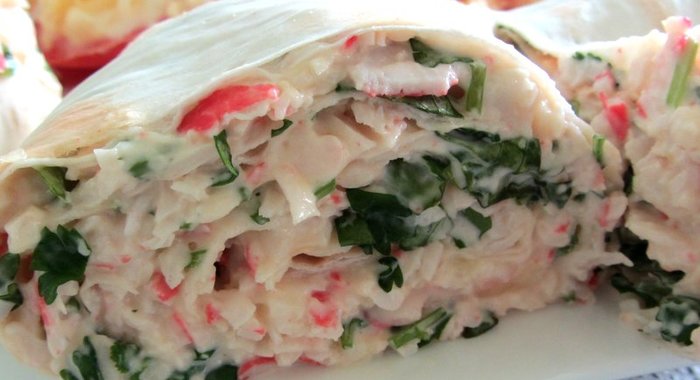 Рулет из лаваша с крабовыми палочками и укропом