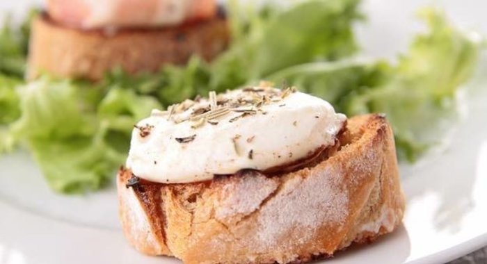 Горячие бутерброды с козьим сыром