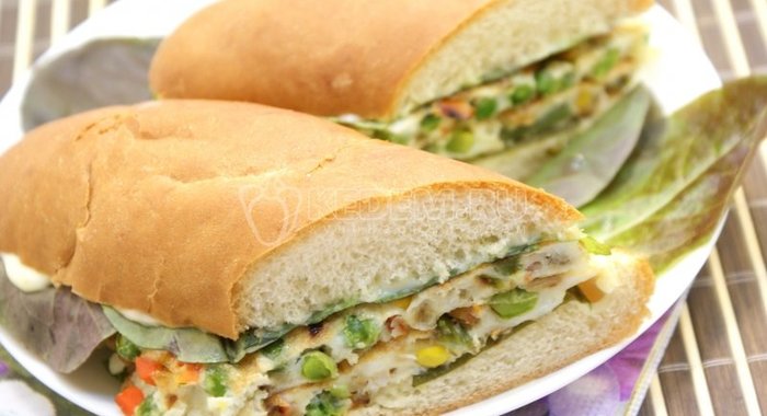 Бутерброд с овощами и омлетом