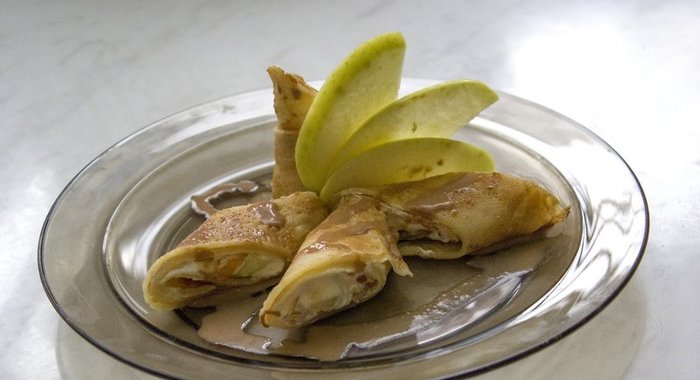 Роллы десертные с хурмой и яблоками в русском стиле