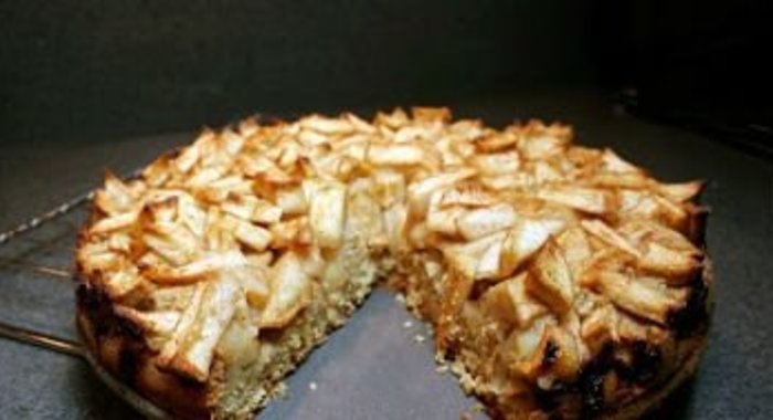 Шарлотка с рисом и яблоками