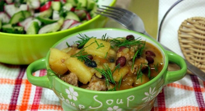 Рагу с домашними колбасками и фасолью